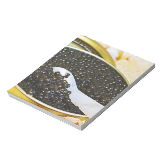 Zwarte kaviaar en een lepel van een parelmoer tot notitieblok (Linkerzijde)