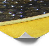 Zwarte kaviaar en een lepel van een parelmoer tot poster (Hoek)