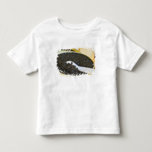 Zwarte kaviaar en een lepel van parelmoer om kinder shirts