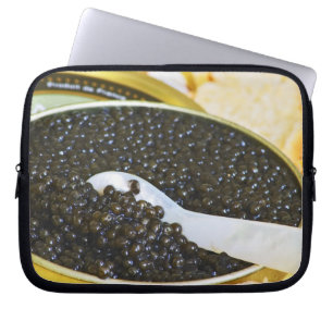 Zwarte kaviaar en een lepel van parelmoer om laptop sleeve