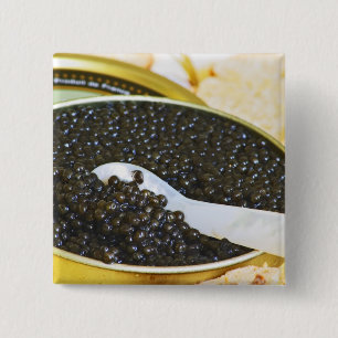 Zwarte kaviaar en een lepel van parelmoer om vierkante button 5,1 cm
