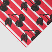 Zwarte kersen op rood en wit gestreept tissuepapier (Detail)