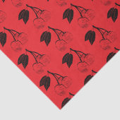 Zwarte kersen op rood tissuepapier (Detail)