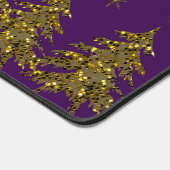 Zwarte kerstboom, maan, sterren op paars bureaumat (Hoek)