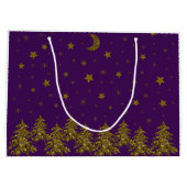 Zwarte kerstboom, maan, sterren op paars groot cadeauzakje (Achterkant)