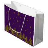 Zwarte kerstboom, maan, sterren op paars groot cadeauzakje (Voorkant Gekanteld)