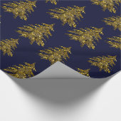 Zwarte kerstboom met weinig goud op donkerblauw cadeaupapier (Hoek)