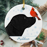 Zwarte kerstkardinaal met lab - Cute Labrador Dog Keramisch Ornament<br><div class="desc">Vernietig je boom en bederf je favoriete labrador dit vakantieseizoen met deze schattige zwarte labrador en kardinale sieraad en bijbehorende decor. Een prachtig cadeau aan alle Labrador Lovers. Deze kerstversiering met een zwarte labrador zal een favoriet zijn onder labrador-liefhebbers. Bezoek ons collectie voor de corresponderende zwarte kerstkaarten, thuisdecor en cadeaus....</div>