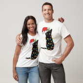 Zwarte kerstkat omhoog gedraaid in lichte kerstSan T-shirt (Unisex)