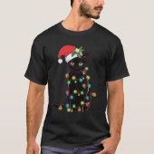 Zwarte kerstkat omhoog gedraaid in lichte kerstSan T-shirt (Voorkant)