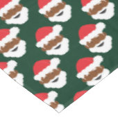 Zwarte kerstman met bruine huid met groene kerst tafelkleed (Gekanteld)