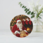 Zwarte Kerstman zittend bij de open haard kerstkaa Feestdagenkaart (Staand voorkant)