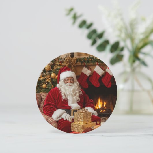 Zwarte Kerstman zittend bij open haard Kerstkaart (Staand voorkant)