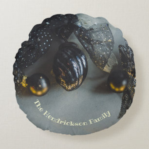  zwarte kerstversiering met lint rond kussen