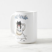 Zwarte kitten en gemorste melk koffiemok (Voorkant links)