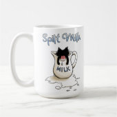 Zwarte kitten en gemorste melk koffiemok (Links)