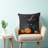 Zwarte kitten in heks Pet te midden van Halloween Kussen (Stoel)