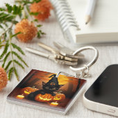 Zwarte kitten in heks Pet te midden van Halloween Sleutelhanger (Voorkant Rechts)