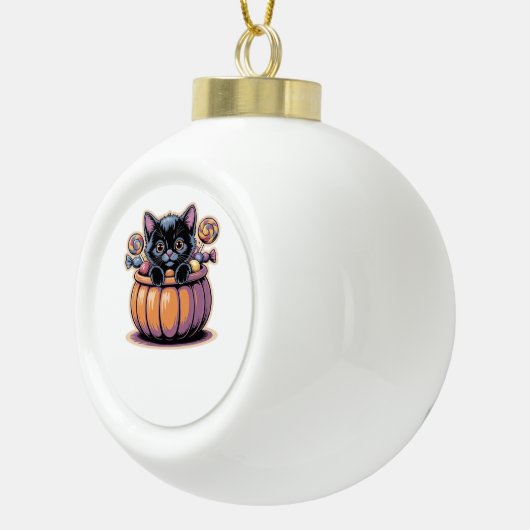 Zwarte kitten in Treat Bucket Classic T-Shirt Keramische Bal Ornament (Rechts)