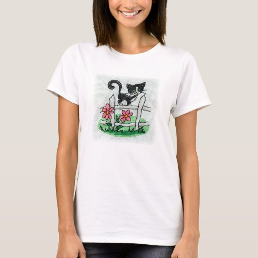 Zwarte kitten op een hek kruissteek t-shirt (Voorkant)