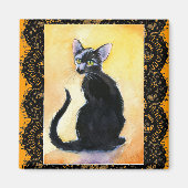 Zwarte kittenkat, kant, oranje magneet (Voorkant)