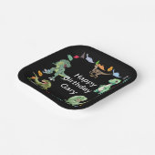 Zwarte kleur Achtergrond Dinosaurus Verjaardagsfee Papieren Bordje (Gebogen)