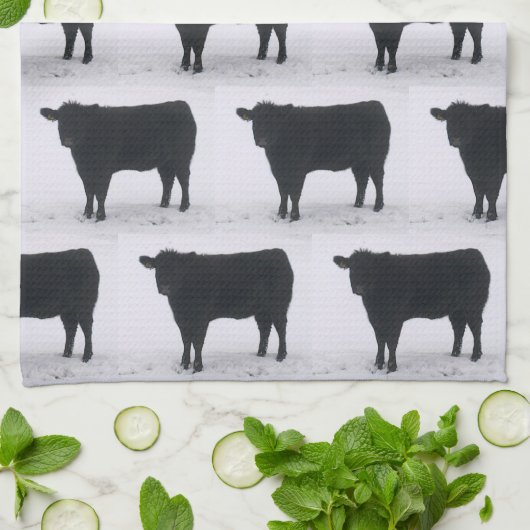 Zwarte Koe in de sneeuwkeuken Theedoek (Gevouwen)