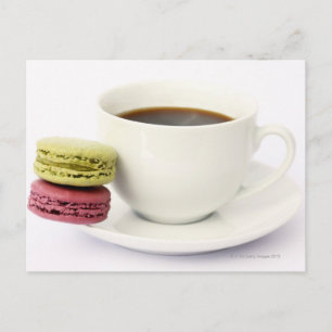 Zwarte koffie in witte kop met twee fransen briefkaart