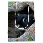 Zwarte konijn in Hollow van een boom Medium Cadeauzakje (Achterkant)