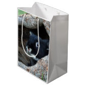 Zwarte konijn in Hollow van een boom Medium Cadeauzakje (Achterkant Gekanteld)