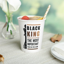 Zwarte koning het belangrijkste stuk in het spel 2 papieren bekers