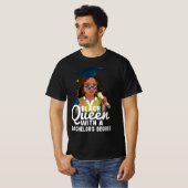 Zwarte koningin met een Afstuderen van bachelor T-shirt (Voorkant volledig)
