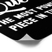 Zwarte koningin met het krachtigste stuk speelbal poster (Hoek)