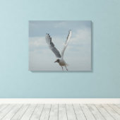 Zwarte kopmeeuw in vlucht canvas afdruk (Insitu (Houten vloer))