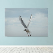 Zwarte kopmeeuw in vlucht canvas afdruk (Insitu (Houten vloer))