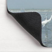 Zwarte kraai en witte kraanvogels: een contrast in muismat (Hoek)