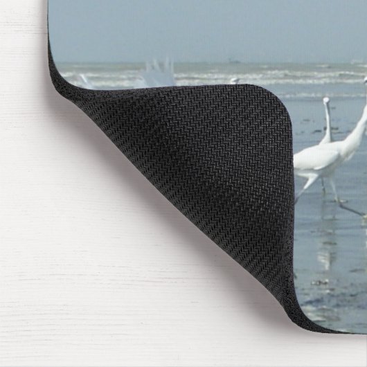 Zwarte kraai en witte kraanvogels: een contrast in muismat (Hoek)