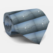 Zwarte kraai en witte kraanvogels: een contrast in stropdas (Opgerold)