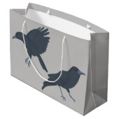 Zwarte kraai op grijs gepersonaliseerd groot cadeauzakje (Achterkant Gekanteld)
