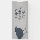 Zwarte kraai op grijs gepersonaliseerd spandoek (Verticaal)