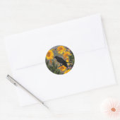 Zwarte kraai & zonnebloemen kunst ronde sticker (Envelop)