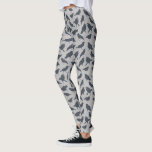 Zwarte kraaien vogels grijs patroon leggings<br><div class="desc">Deze leggings met patronen zijn ideaal voor vogelliefhebbers. Ze hebben realistische stijlillustraties van kraaien in donker houtskoolgrijs op een gespikkelde lichtgrijze achtergrond.</div>