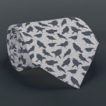 Zwarte kraaien vogels grijs patroon stropdas<br><div class="desc">Deze gepatroonde stropdas is perfect voor vogelliefhebbers. Het bevat realistische stijlillustraties van kraaien in donker houtskoolgrijs op een gespikkelde lichtgrijze achtergrond.</div>
