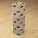 zwarte krab op beige patroon wijn<br><div class="desc">Geef uw cadeau een vleugje  kustcharme met deze geschenkdoos met een klassiek zwart krabpatroon op een beige achtergrond,  geplaatst in een decoratief diamantrooster. Perfect voor evenementen met een strandthema,  liefhebbers van zeevruchten of nautische enthousiastelingen,  dit elegante en tijdloze ontwerp voegt een verfijnde maritieme touch toe aan elke cadeaupresentatie.</div>