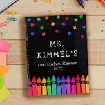 Zwarte Krayons en leerplan leerplank Planner<br><div class="desc">De leerplanoloog van de leraar werd gepersonaliseerd met de naam van de leraar onder kleurrijke sterren en boven een rij krijtjes in een regenbooggradiënt. De schoolplanoloog voor de kleuterschool in een kleurrijk en leuk ontwerp.</div>