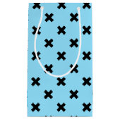 Zwarte kruisstift op babyblauw klein cadeauzakje (Voorkant)