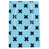 Zwarte kruisstift op babyblauw medium cadeauzakje (Voorkant)