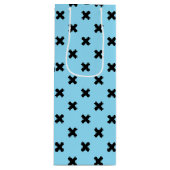 Zwarte kruisstift op babyblauw wijn cadeautas (Voorkant)