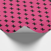 Zwarte kruisstiften op fuchsia cadeaupapier (Hoek)