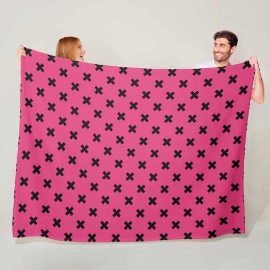Zwarte kruisstiften op fuchsia fleece deken (In situ)